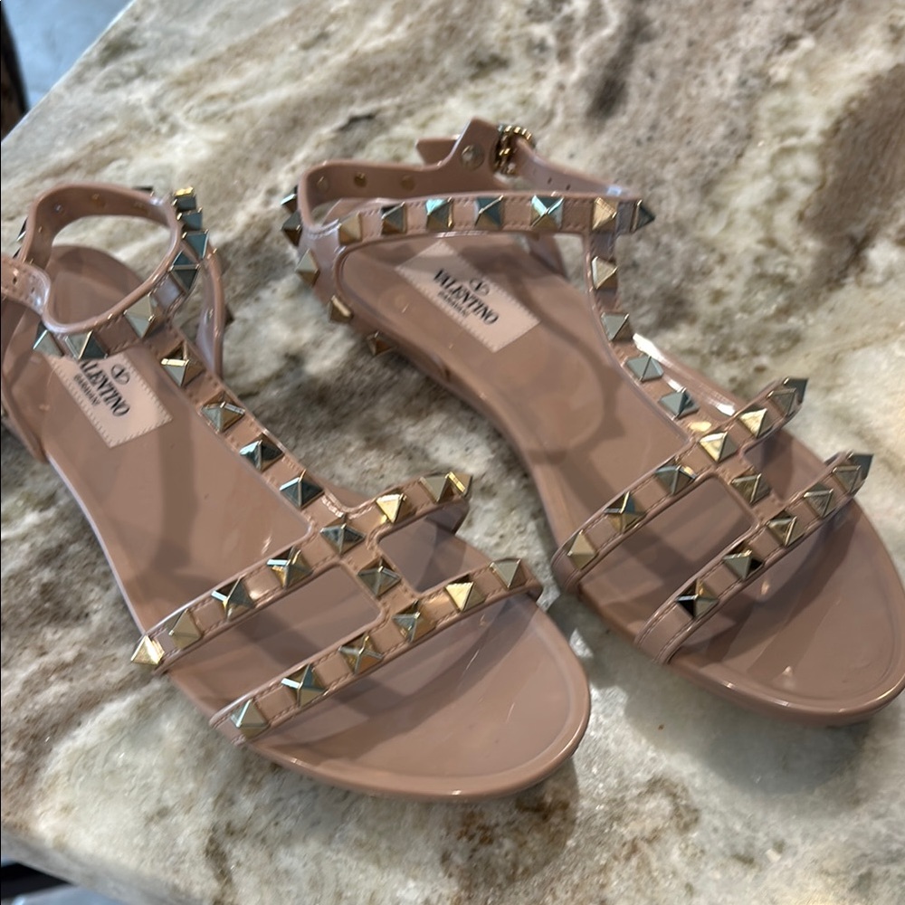 Valentino Garavani
Rockstud Jelly Flat Gladiator Sandals